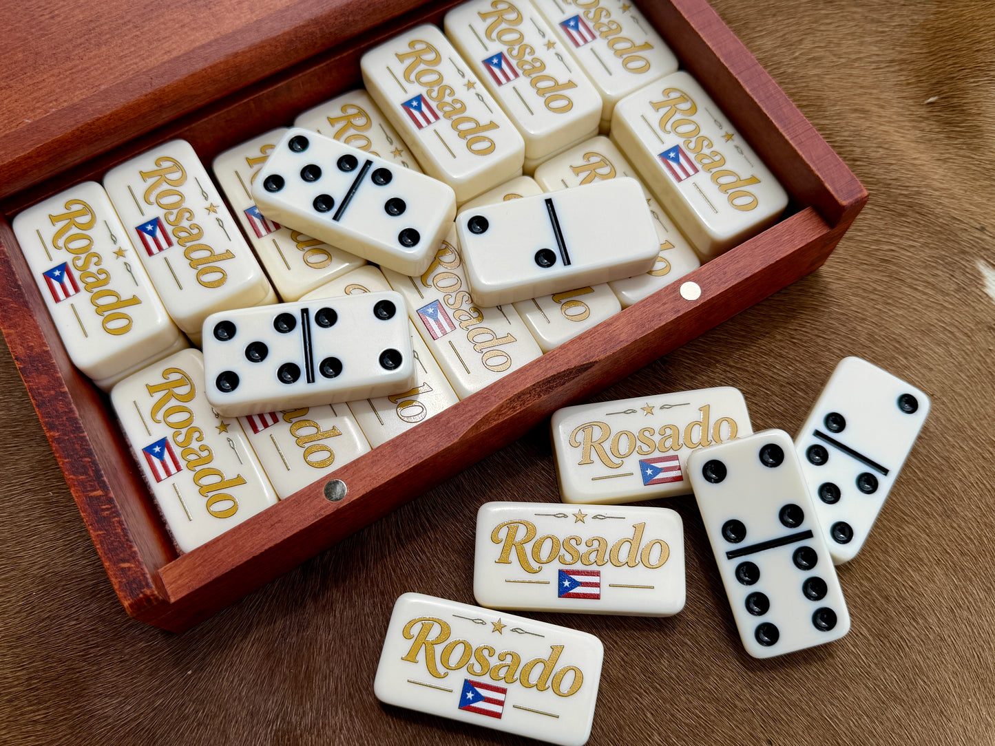 Domino set with 'Rosado' branding on a wooden box.